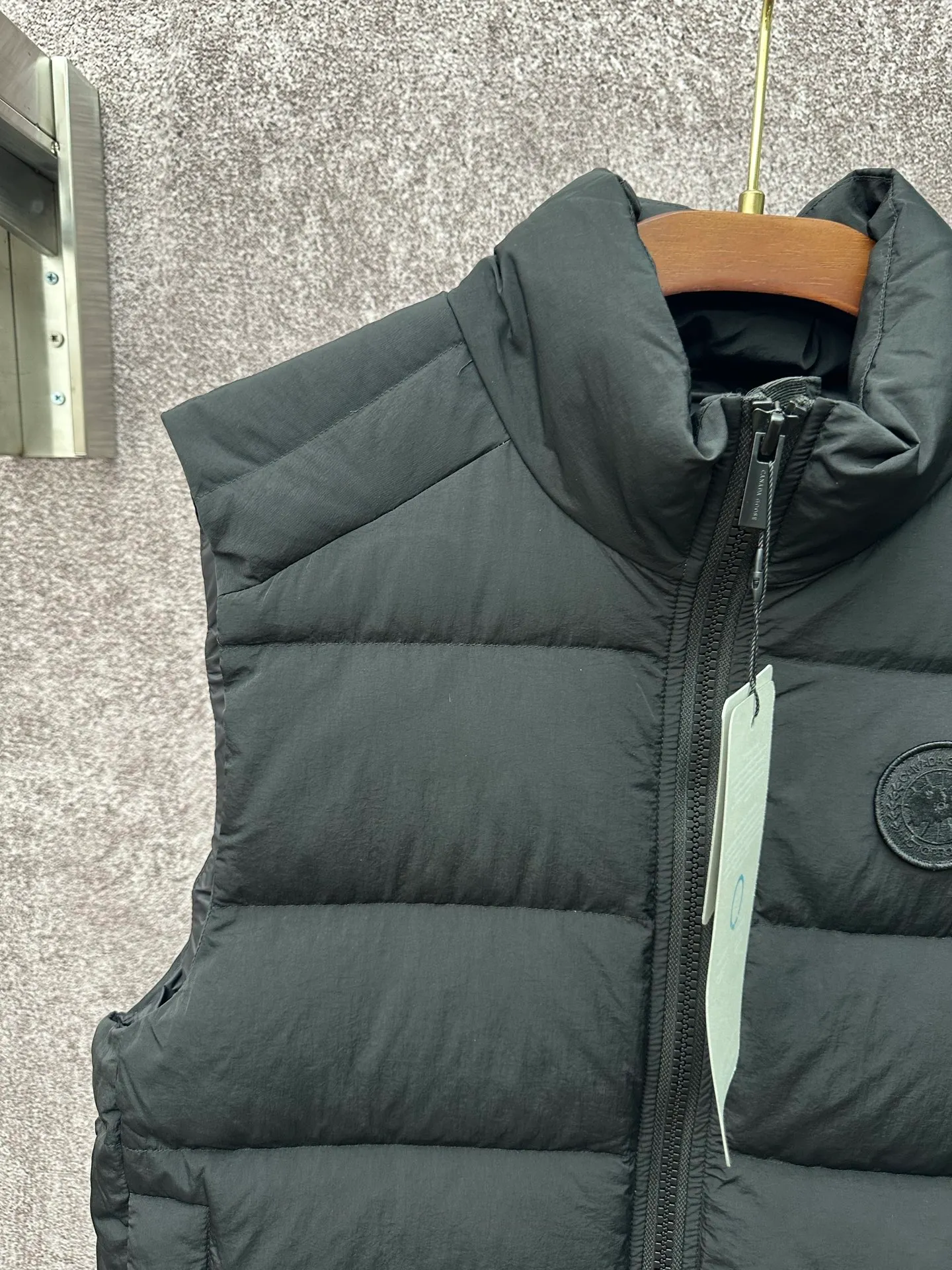 P720 Canada Goose Badge Down Vest Fabric selection: The use of high-quality protective nylon fabric not only enhances the wear resistance of the surface, but also takes into account wind resistance, ensuring excellent performance in various harsh weather conditions.  90 national standard high-quality white duck down: selected high-loft down, weighing 160g, light and warm, with excellent temperature locking performance and good resilience.  Three-dimensional quilting process: Precision thread reinforcement to prevent velvet drilling and ensure that the fluffy and resilient elasticity lasts as new.  Details: The ribbon is woven with polyester as the base, and the brand letters are decorated on the ribbon through high-precision computer embroidery. The edges of the pattern are clear, the stitches are fine and even, and multiple layers of embroidery thread are stacked to enhance the three-dimensional effect. Accessories: One-to-one customized logo, one-to-one customized zipper puller, one-to-one customized three-label SIZE: S M L XL